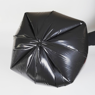 Imballaggio alimentare reso facile con questo sacchetto della spazzatura a corda durabile e portatile