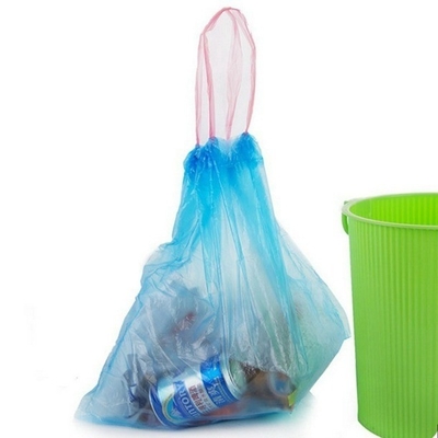 Contenitori di sacchetti di plastica verde per la gestione dei rifiuti rispettosa dell'ambiente