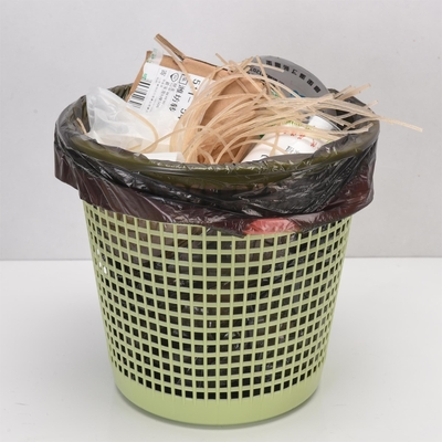 Ordine personalizzato accettato sacchetto per rifiuti per uso domestico blu in rulli di plastica con corda di trazione