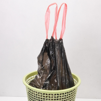 Ordine personalizzato accettato sacchetto per rifiuti per uso domestico blu in rulli di plastica con corda di trazione