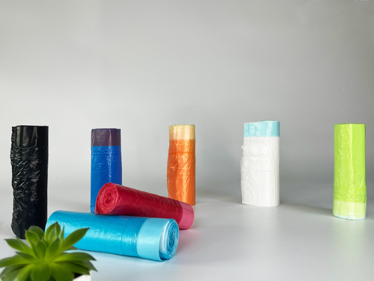 Sacchetti di rifiuti in plastica su rotolo per una raccolta conveniente
