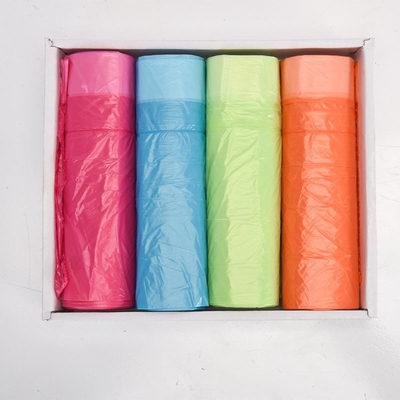 Sacchetti di rifiuti di plastica a corda spessa e colorata su rotolo per una gestione pulita dei rifiuti