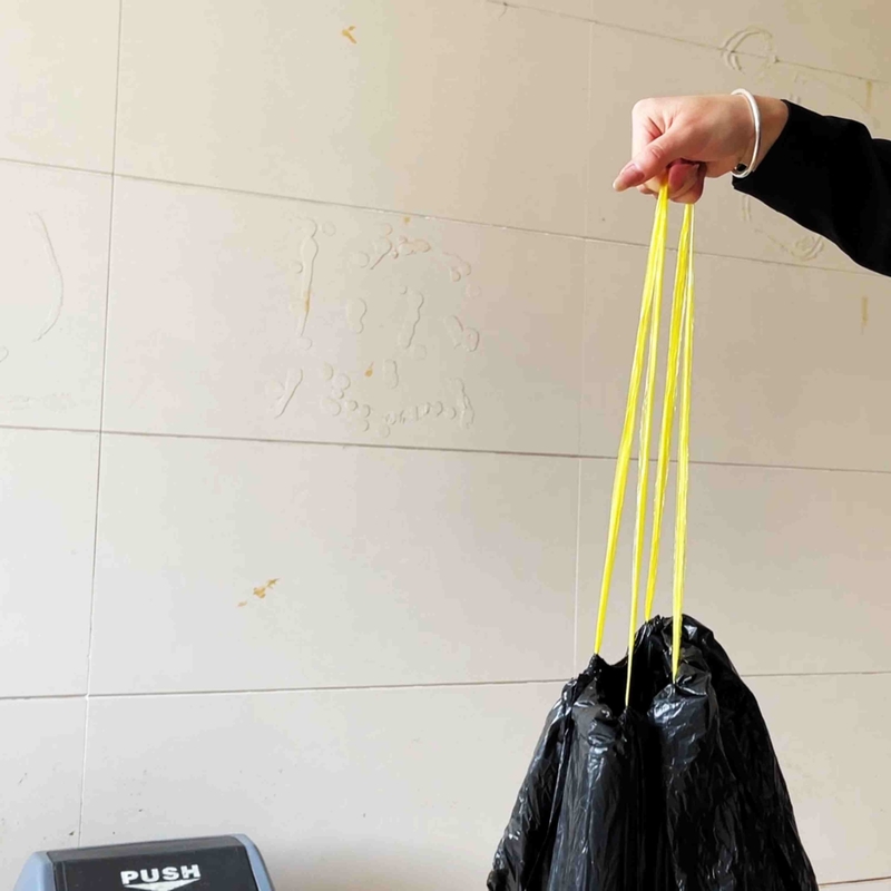 Imballaggio alimentare reso facile con questo sacchetto della spazzatura a corda durabile e portatile
